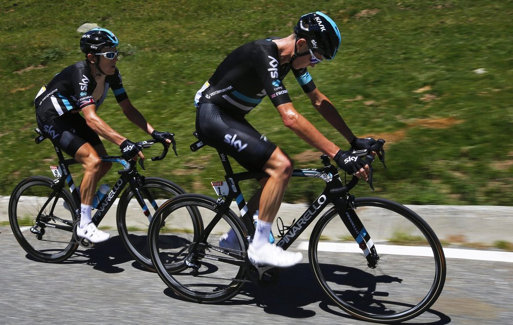 Christopher Froome (vpravo) a Geraint Thomas (velvo) z týmu Sky během sobotní etapy na Tour de France.