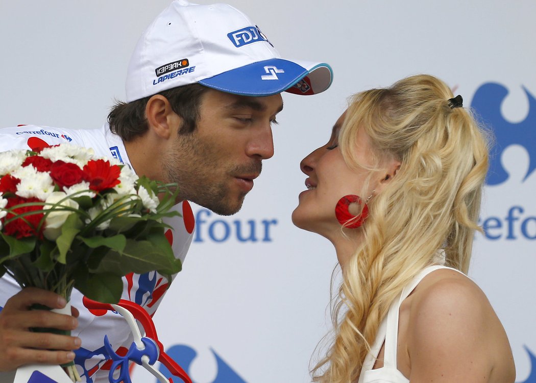 Thibaut Pinot přijímá gratulace