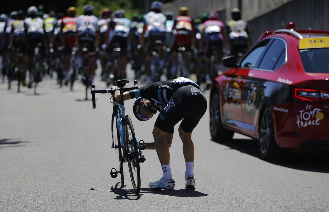 Kolumbijský cyklista Sergio Henao Montoya z týmu Sky řeší technický problém během etapy Tour de France.