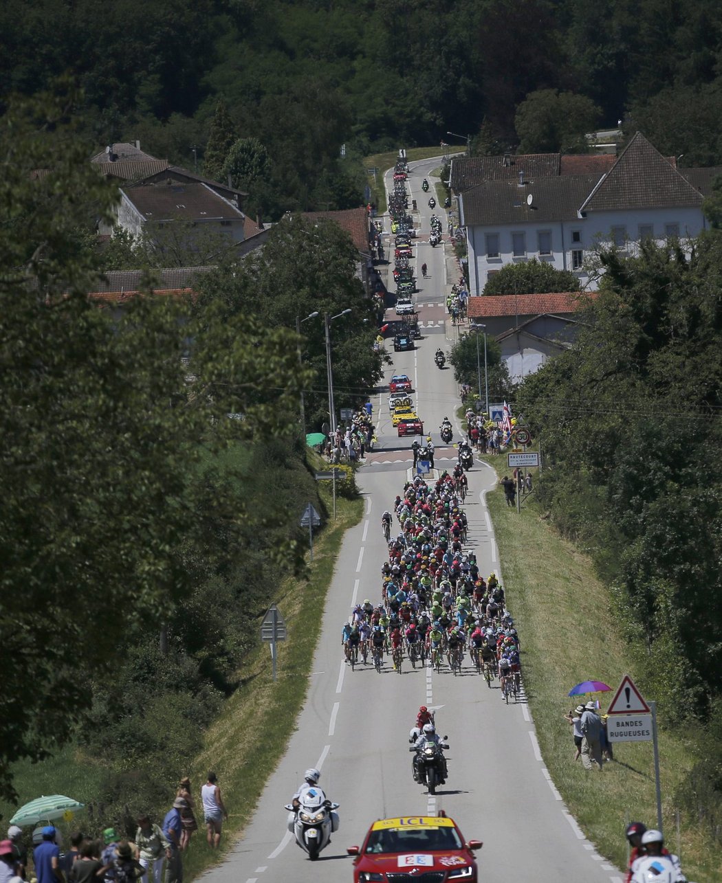 Peloton polyká porci kilometrů během nedělní etapy Tour de France.