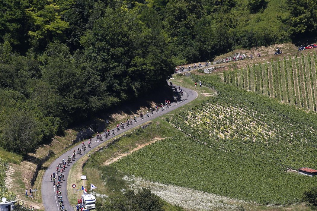 Cyklisté bojují na Tour de France během nedělní etapy.