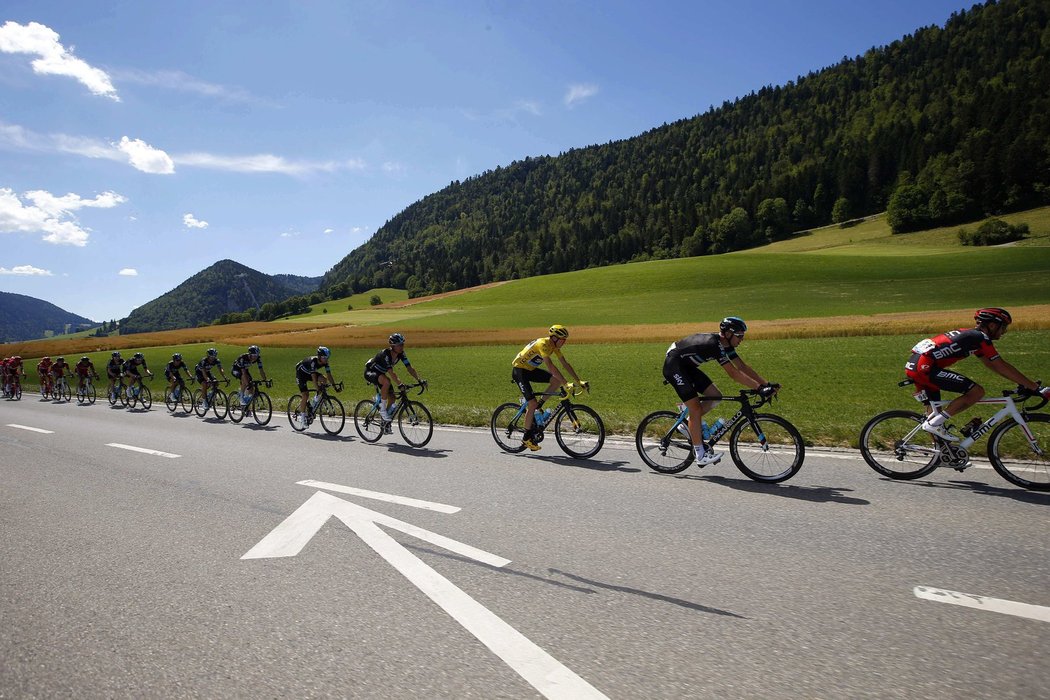 Cyklistický peleton vyrazil na šestnáctou etapu letošní Tour de France, která měří 209 kilometrů.