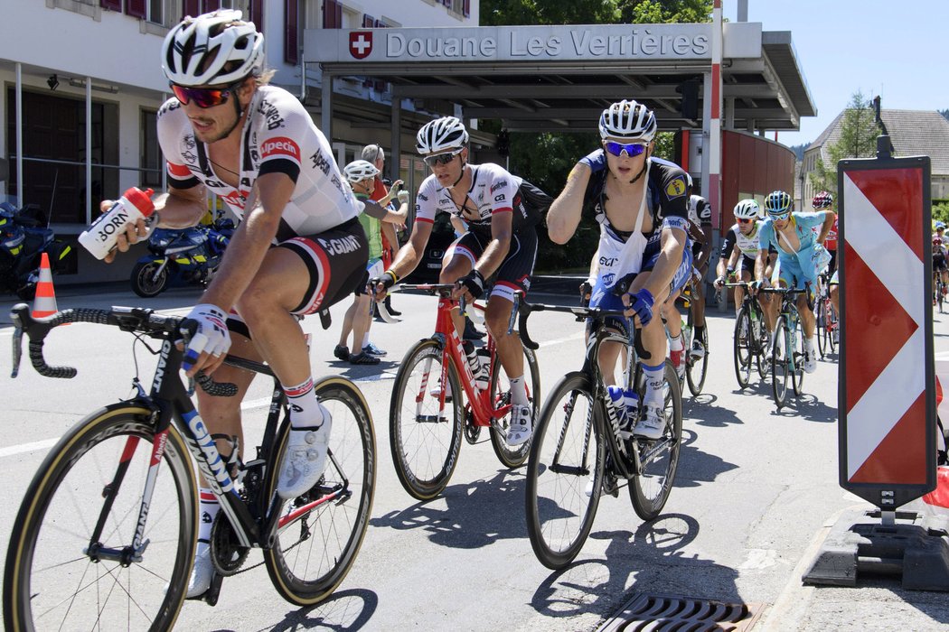 Cyklistický peleton vyrazil na šestnáctou etapu letošní Tour de France, která měří 209 kilometrů.