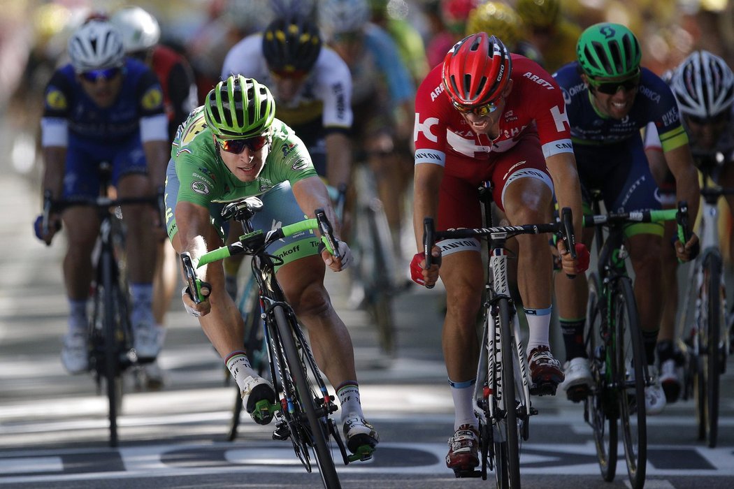 Slovenský závodní Peter Sagan v šestnácté etapě Tour de France těsně porazil Švýcara Alexandera Kristoffa