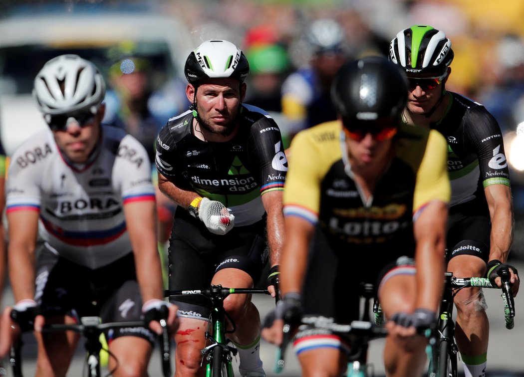 Potlučený jezdec Marc Cavendish (uprostřed) po pádu ve finiši 4. etapy Tour de France