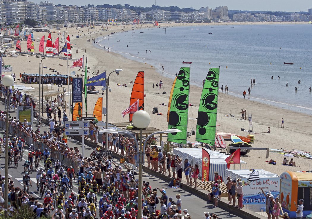 Cyklisté se chystají na start čtvrté etapy Tour de France v La Baule