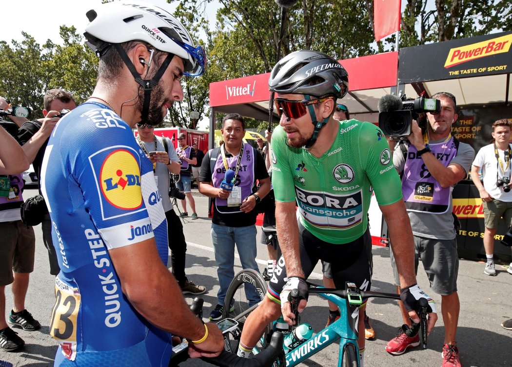 Sprinterská esa! Peter Sagan z týmu BORA-Hansgrohe (v zeleném) a Fernando Gaviria z Quick-Stepu ve společném rozhovoru před startem 7. etapy