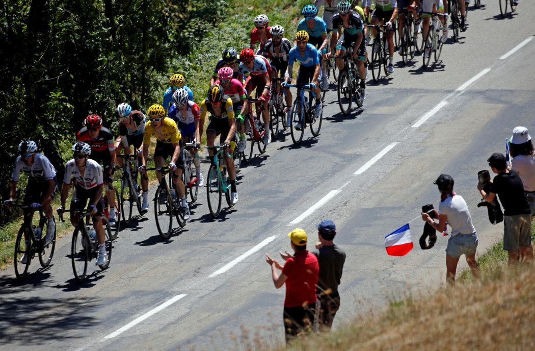 Peloton během 12. etapy z Bourg-Saint-Maurice do Alpe d&#39;Huez