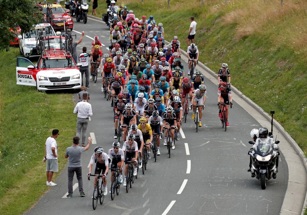 Peloton během 17. etapy na Tour de France, která je etapou nejkratší