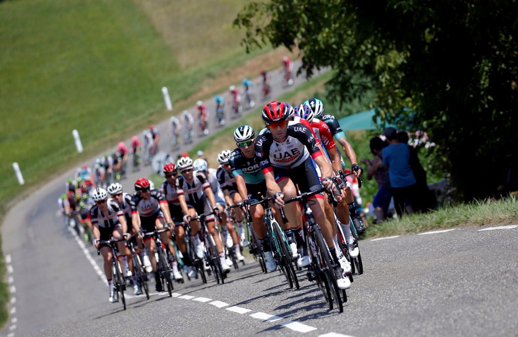 Peloton během 18. etapy míří z Trie-sur-Baise do Pau