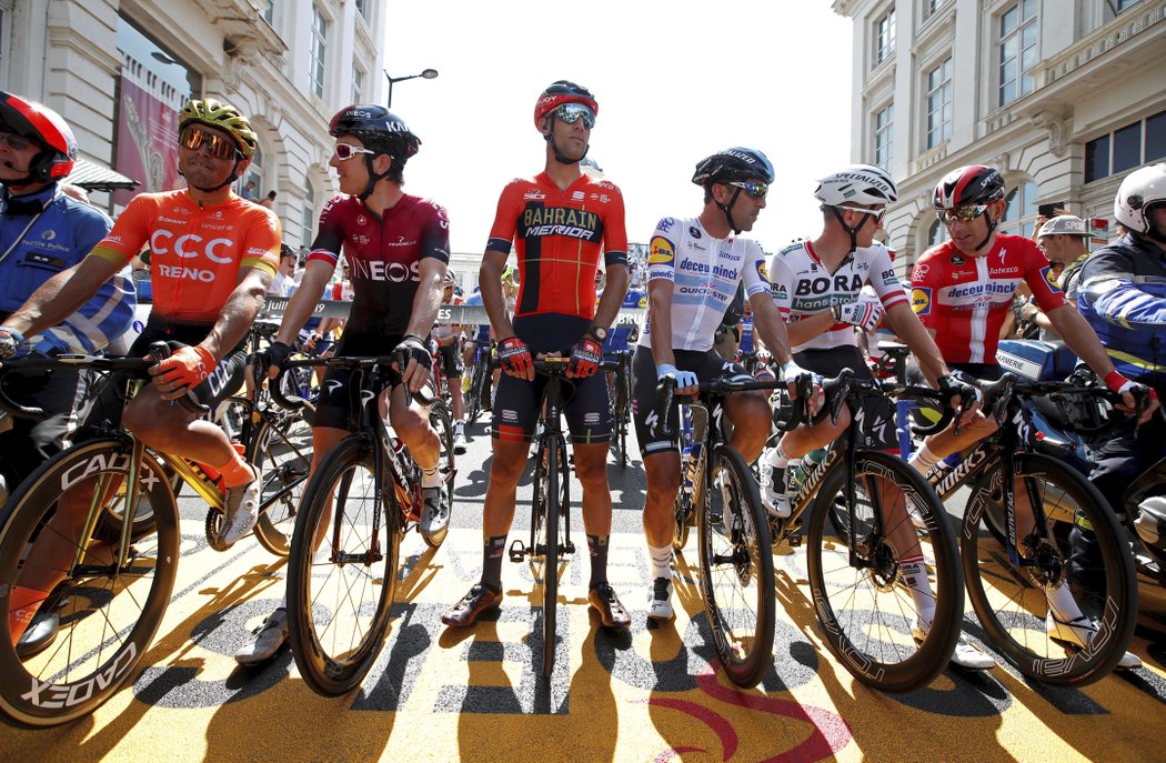 Cyklisté na startu úvodní etapy Tour de France v Bruselu