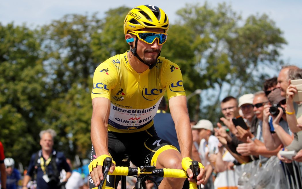 Vedoucí muž průběžného pořadí Tour de France 2019 Julian Alaphilippe před startem 4. etapy