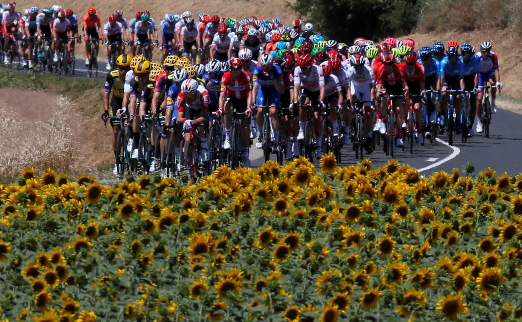Peloton projíždí 4. etapou Tour de France z Remeše do Nancy