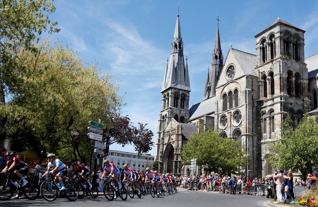 Peloton projíždí kolem Châlons Cathedral během 4. etapy Tour de France