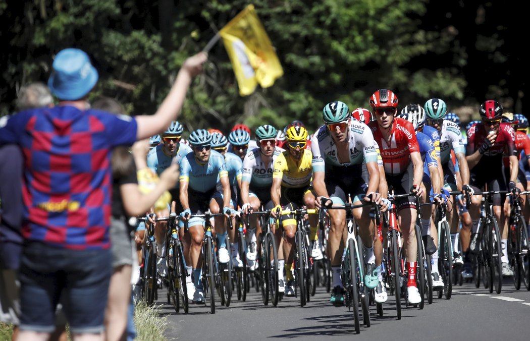 Peloton v průběhu 5. etapy letošní Tour de France