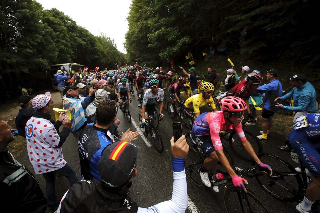 Peloton v průběhu první opravdu těžké etapy na Tour de France 2019