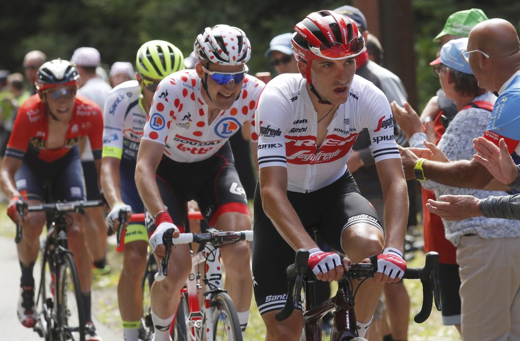Giulio Ciccone (vpředu) z týmu Trek - Segafredo se stane minimálně pro následující etapu lídrem Tour de France