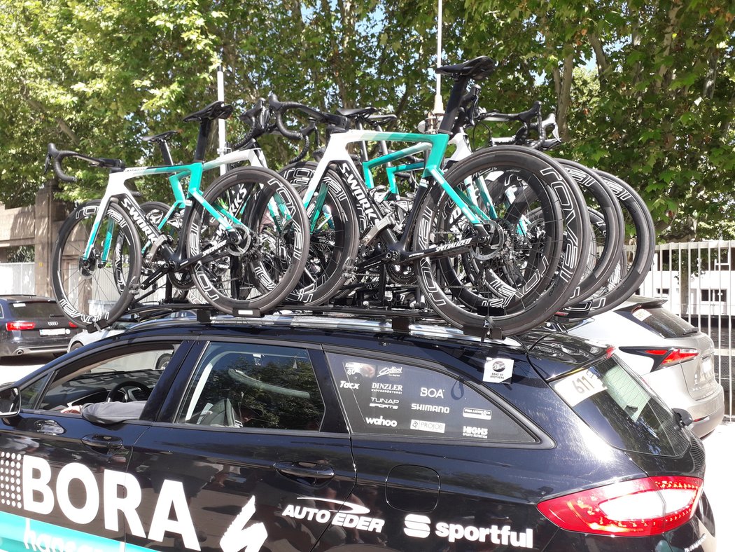 Zájem fanoušků vábí vůz stáje Bora, který veze bicykly třeba pro Petra Sagana