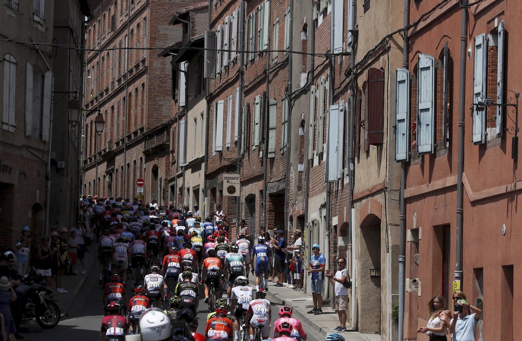 Peloton na trati jedenácté etapy Tour de France