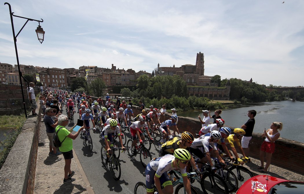 Peloton na trati jedenácté etapy Tour de France