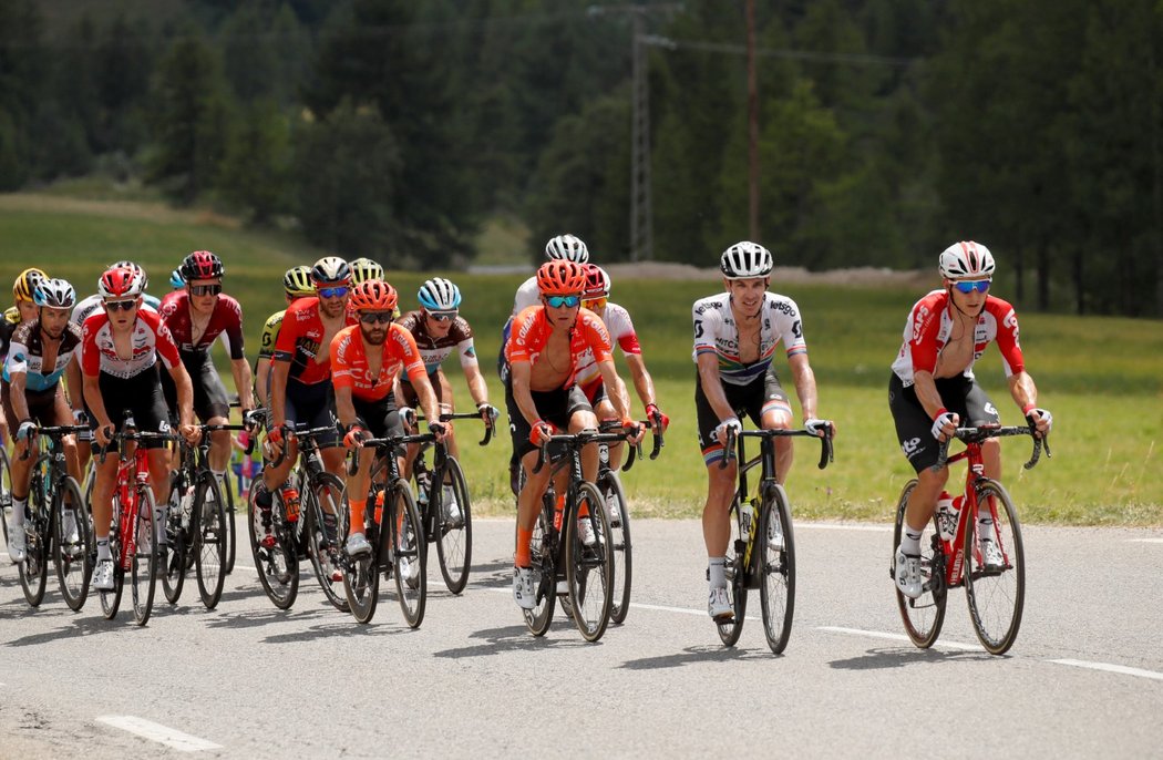 Cyklisté stoupají do alpských vrcholků během 18. etapy Tour de France