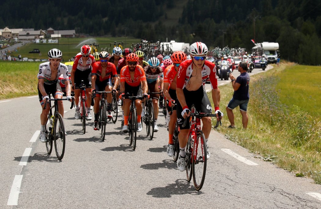 Cyklisté stoupají do alpských vrcholků během 18. etapy Tour de France
