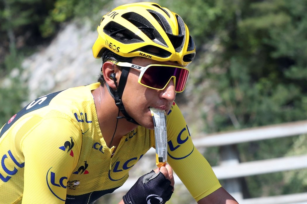 Lídr Tour de France Egan Bernal při náročném výšlapu