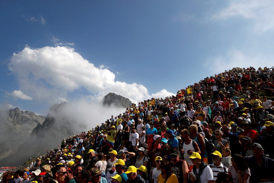 Diváci na Tour de France, kteří tradičnímu závodu dodávají výjimečnou atmosféru