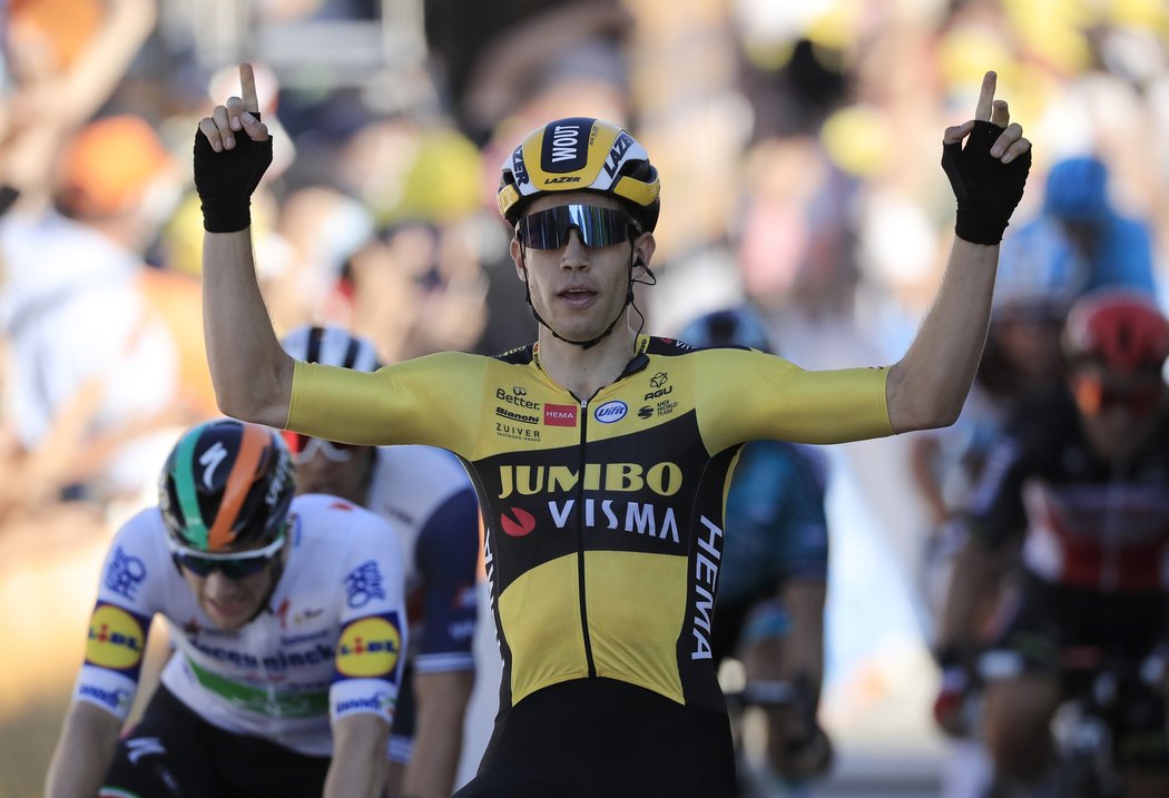 Belgický cyklista Wout Van Aert vyhrál v hromadném spurtu pátou etapu Tour de France.