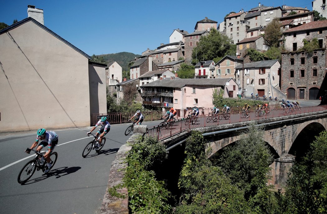 Závodníci během sedmé etapy Tour de France projíždí městečkem Saint-Sernin-sur-Rance