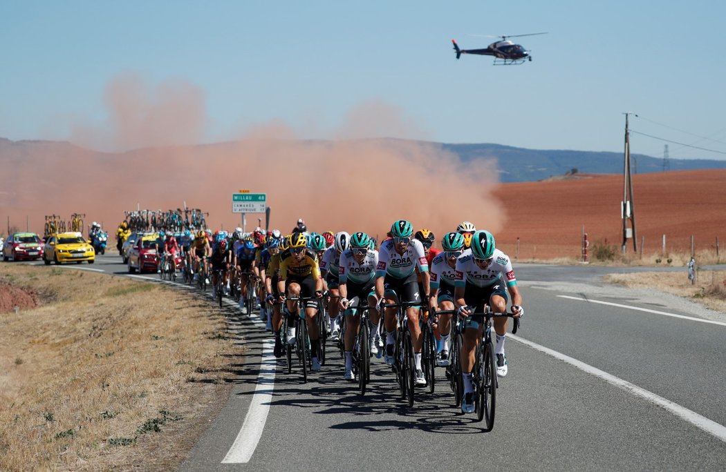 Peloton Tour de France s prachovým ohonem na trati sedmé etapy Tour de France