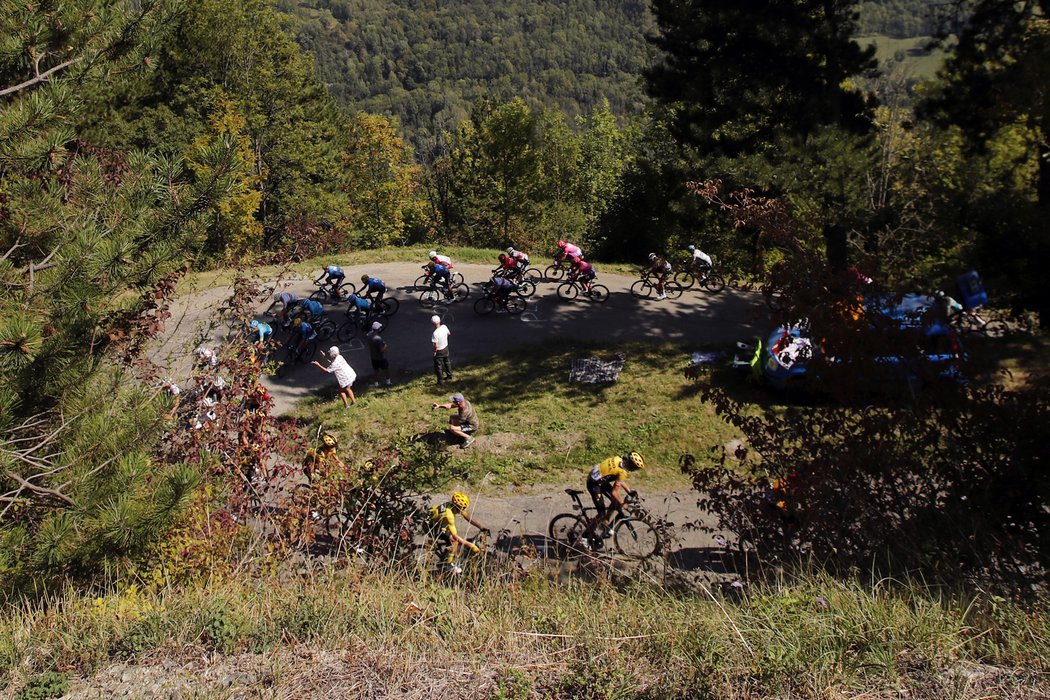 Cyklisté ve stoupání v 17. etapě Tour de France