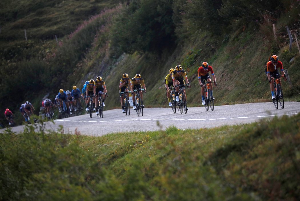Cyklisté v jedné ze skupinek ve stoupání v 17. etapě Tour de France