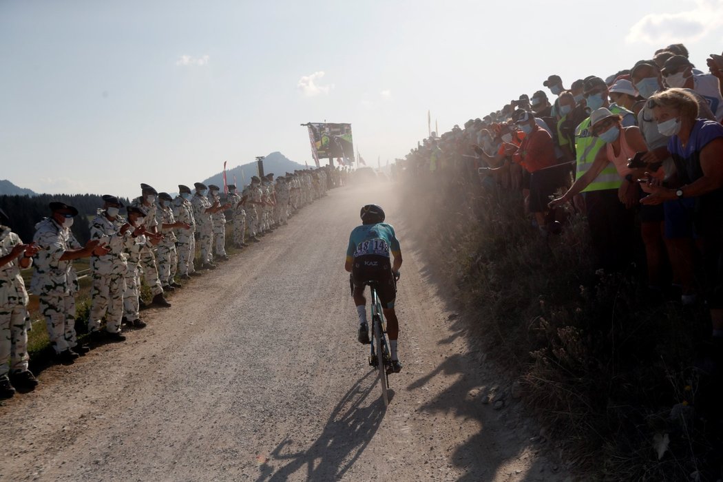 Cyklistům v 18. etapě Tour de France zavařil i šotolinový úsek po náročném stoupání