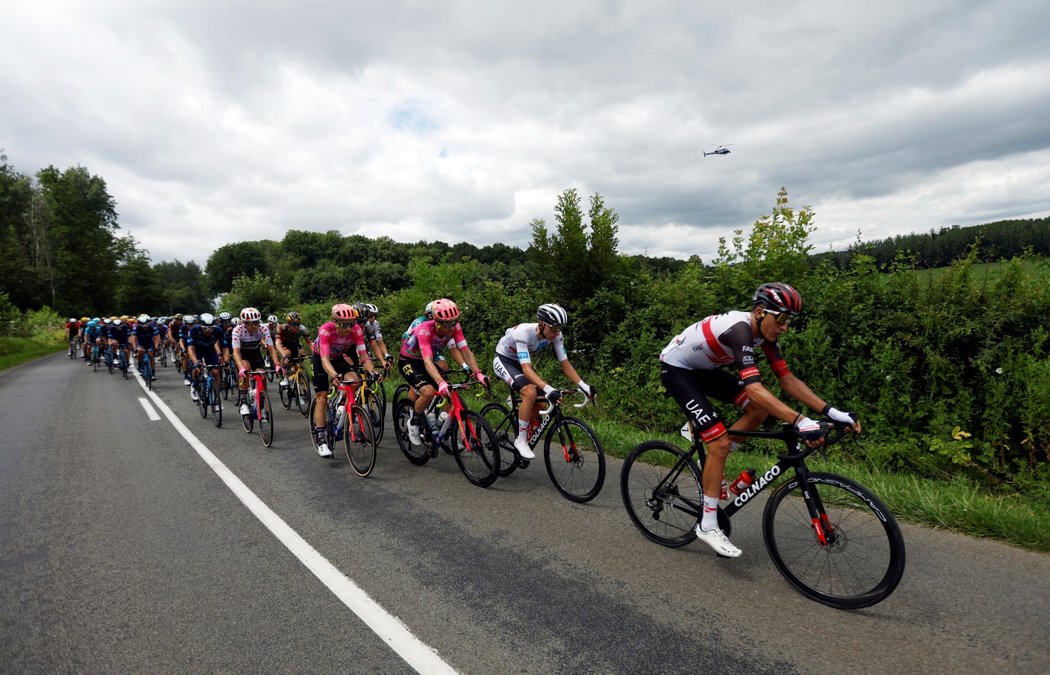 Jezdci během šesté etapy slavného cyklistického závodu Tour de France