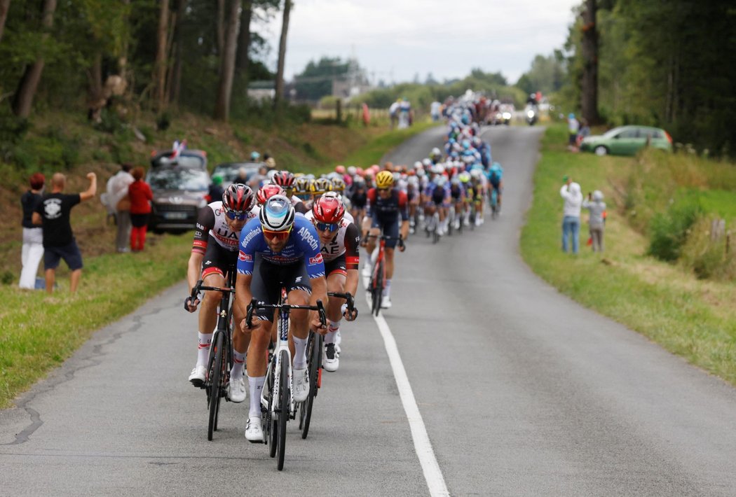 Jezdci během šesté etapy slavného cyklistického závodu Tour de France