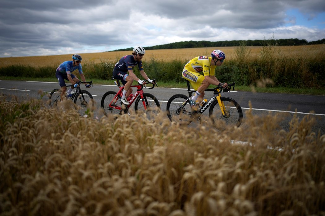 Jezdci během šesté etapy slavného cyklistického závodu Tour de France