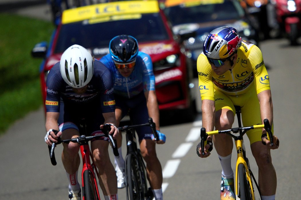 Jezdci během šesté etapy slavného cyklistického závodu Tour de France