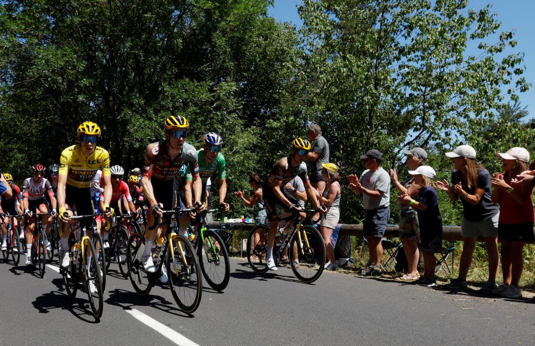 Závodníci cyklistické Tour de France během 14. etapy