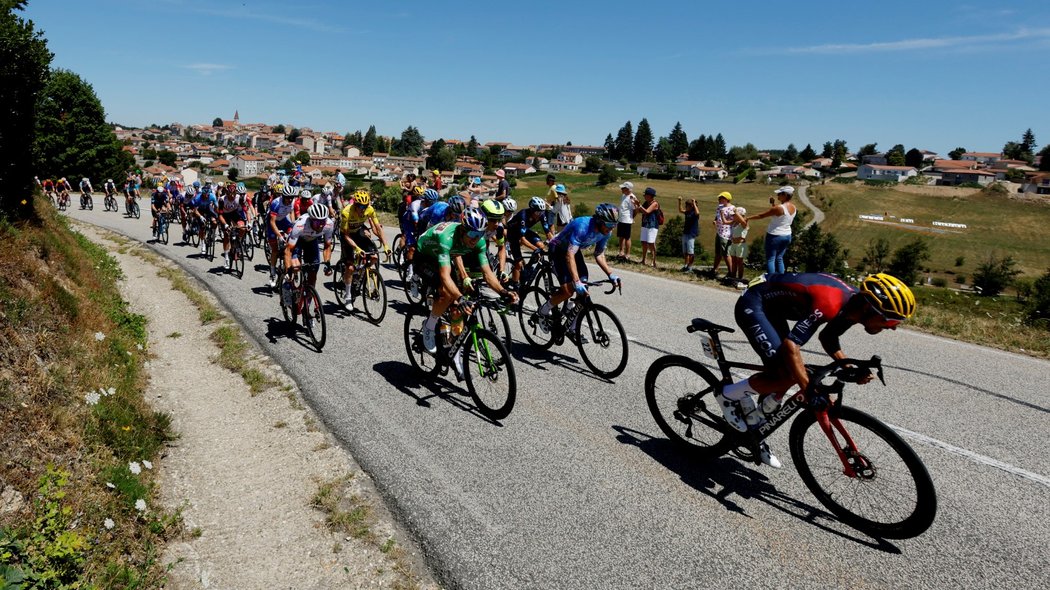 Závodníci cyklistické Tour de France během 14. etapy