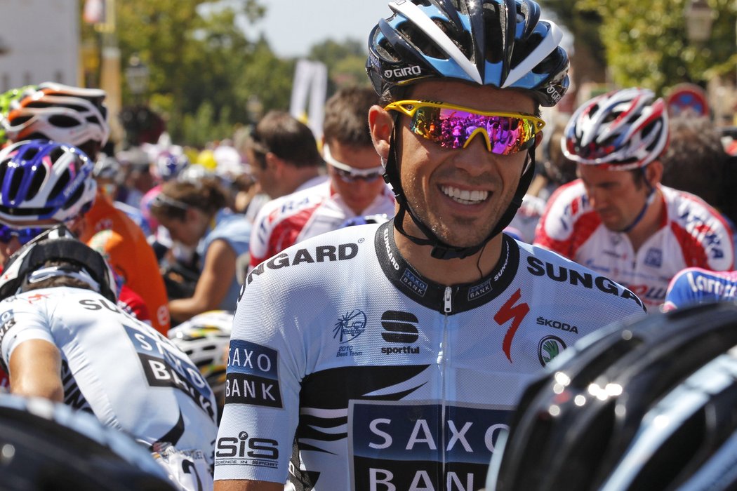 Usměvavý trojnásobný vítěz Tour de France Alberto Contador