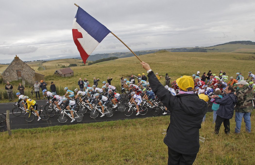 Peloton na cestě francouzským venkovem