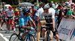 Britský jezdec týmu Sky Chris Froome v debatě s vítězem 17. etapy Tour de France, Kolumbijcem Nairem Quintanou