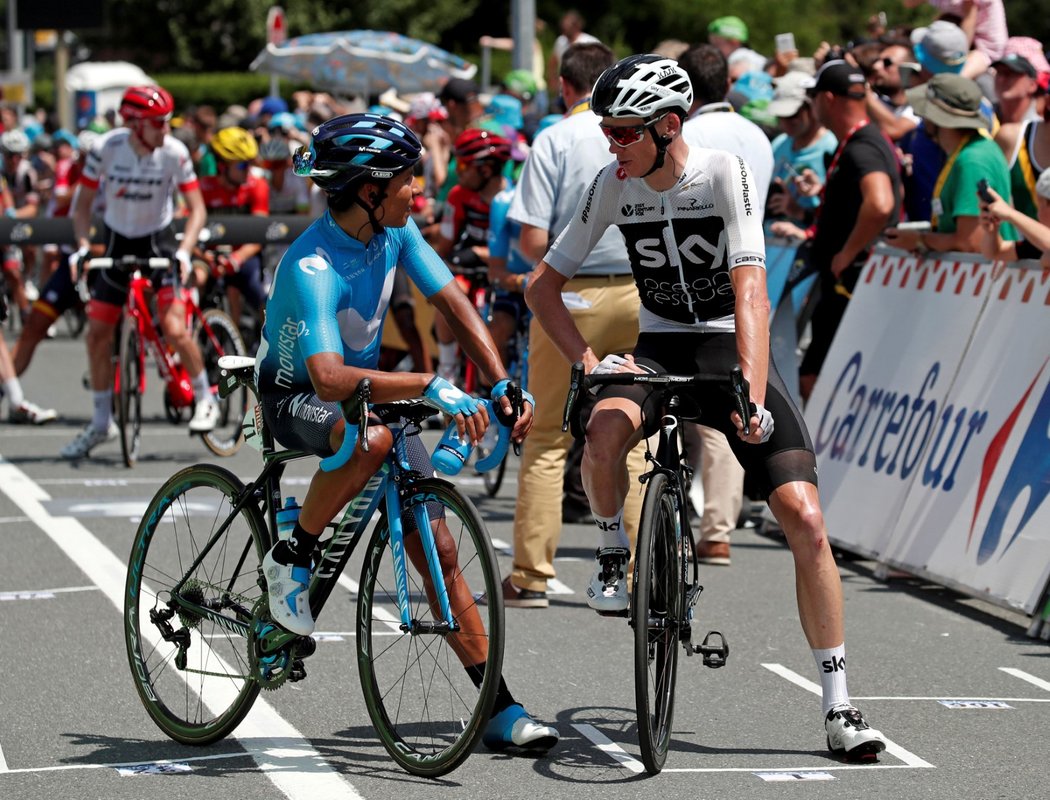 Britský jezdec týmu Sky Chris Froome v debatě s vítězem 17. etapy Tour de France, Kolumbijcem Nairem Quintanou