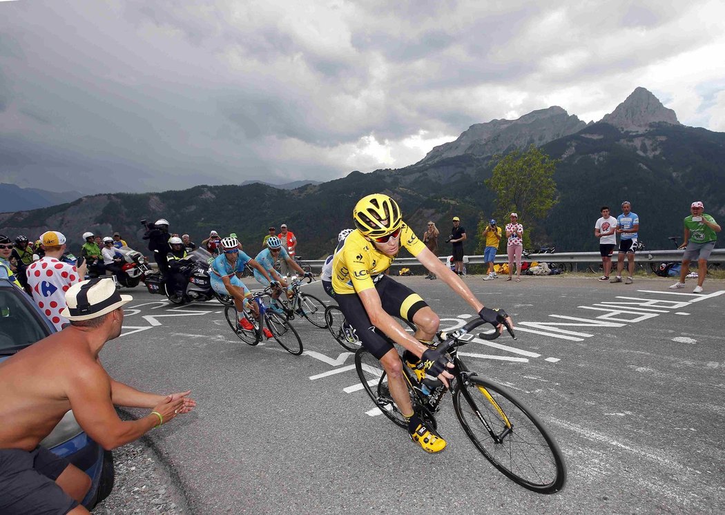 Christopher Froome na trati alpské etapy Tour de France