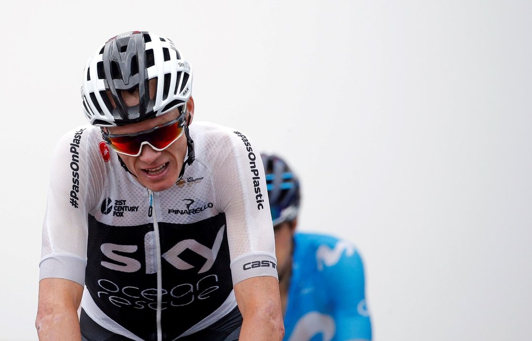 Britský závodník týmu Sky a obhájce triumfu na Tour de France Chris Froome se v 17. etapě trápil