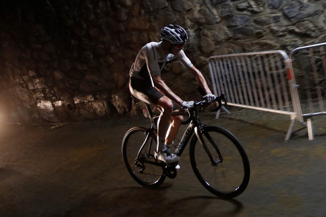 Britský závodník týmu Sky a obhájce triumfu na Tour de France Chris Froome se v 17. etapě trápil