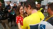 Dojatý vítěz Tour de France Geraint Thomas a manželkou