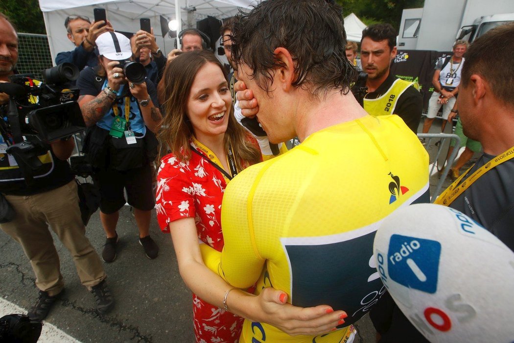 Dojatý vítěz Tour de France Geraint Thomas a manželkou