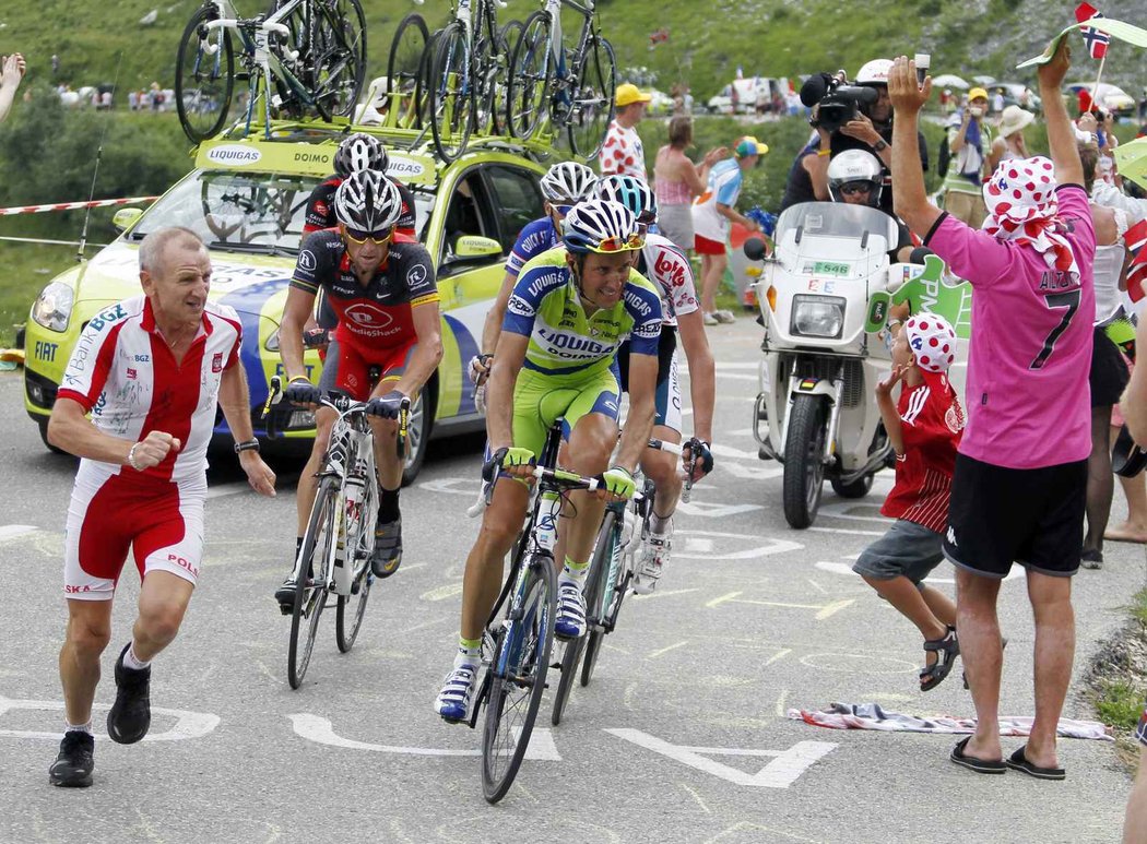 Roman Kreuziger (uprostřed) bojuje s Lancem Armstrongem